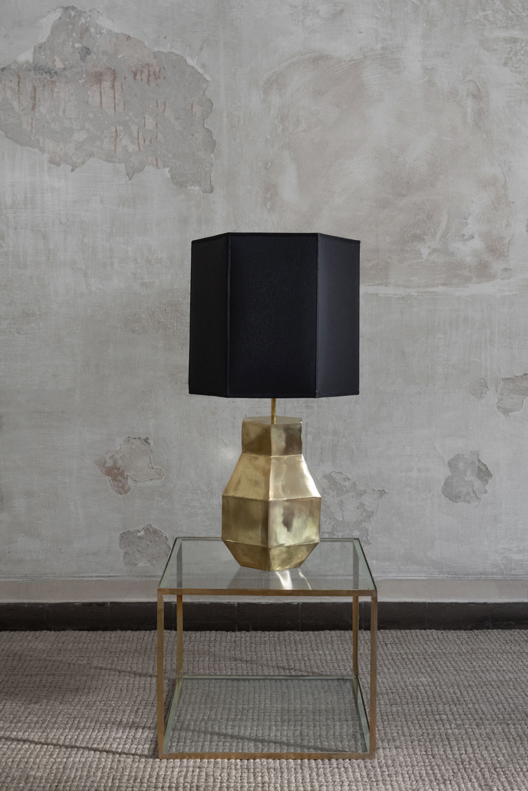 Hexagonal brass table lamp with black lampashade - Molto Editions