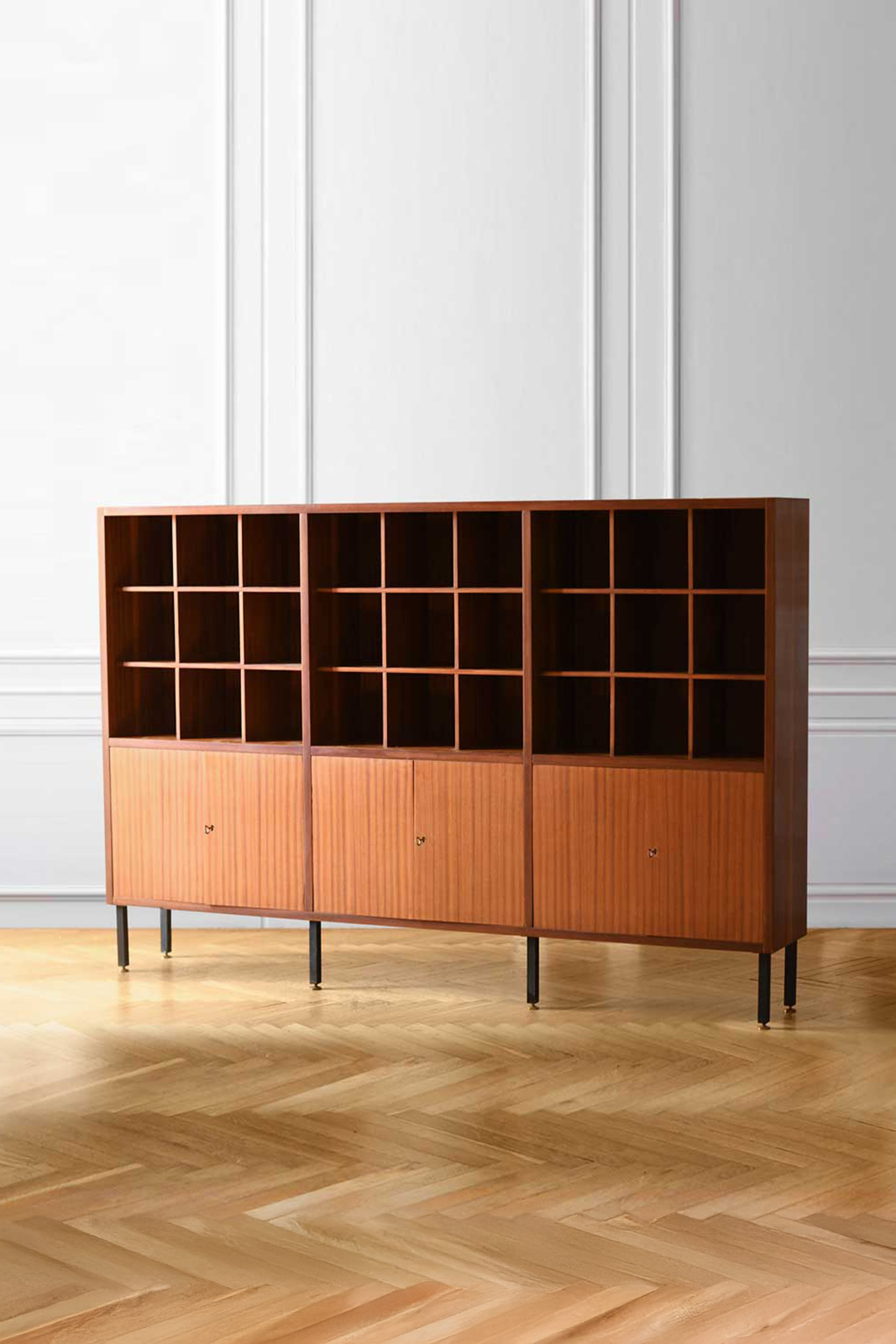 Wooden sideboard with modular shelves and doors - Italy 1960