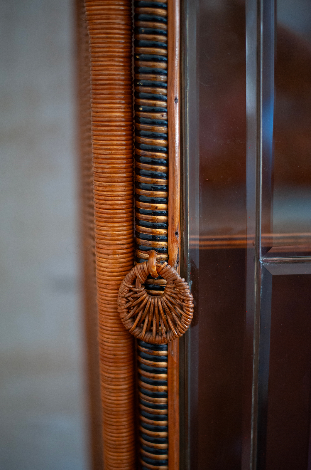 Rattan and rush étagère with bevelled glass door – Dal Vera – 1910 - Image 4
