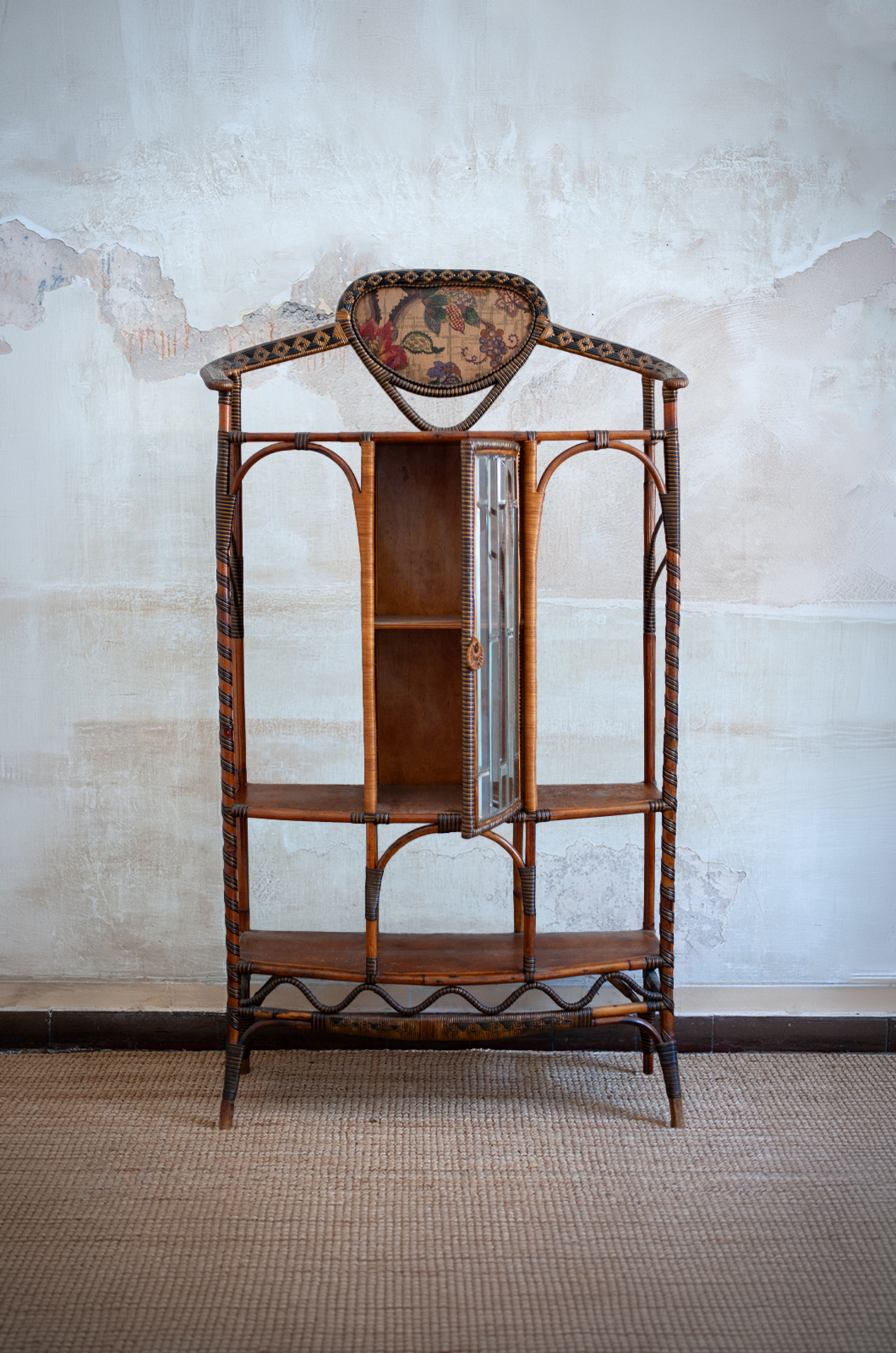 Rattan and rush étagère with bevelled glass door – Dal Vera – 1910 - Image 2