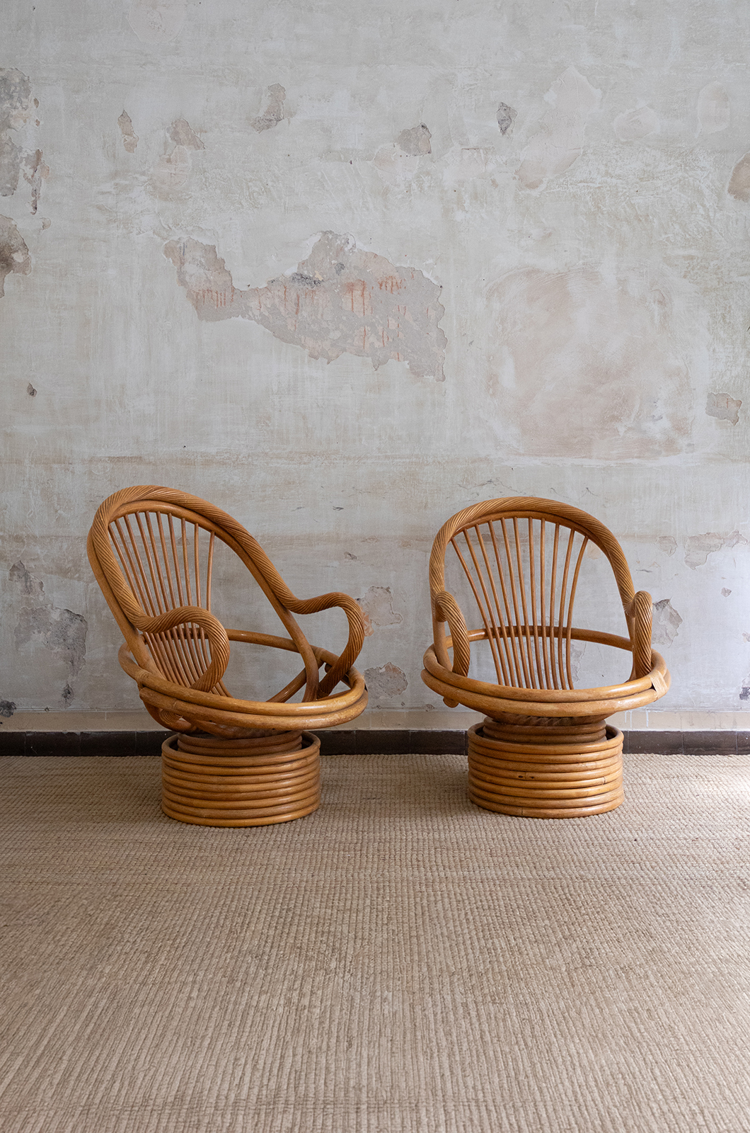 Coppia di poltrone girevoli in rattan curvato – Anni ’70