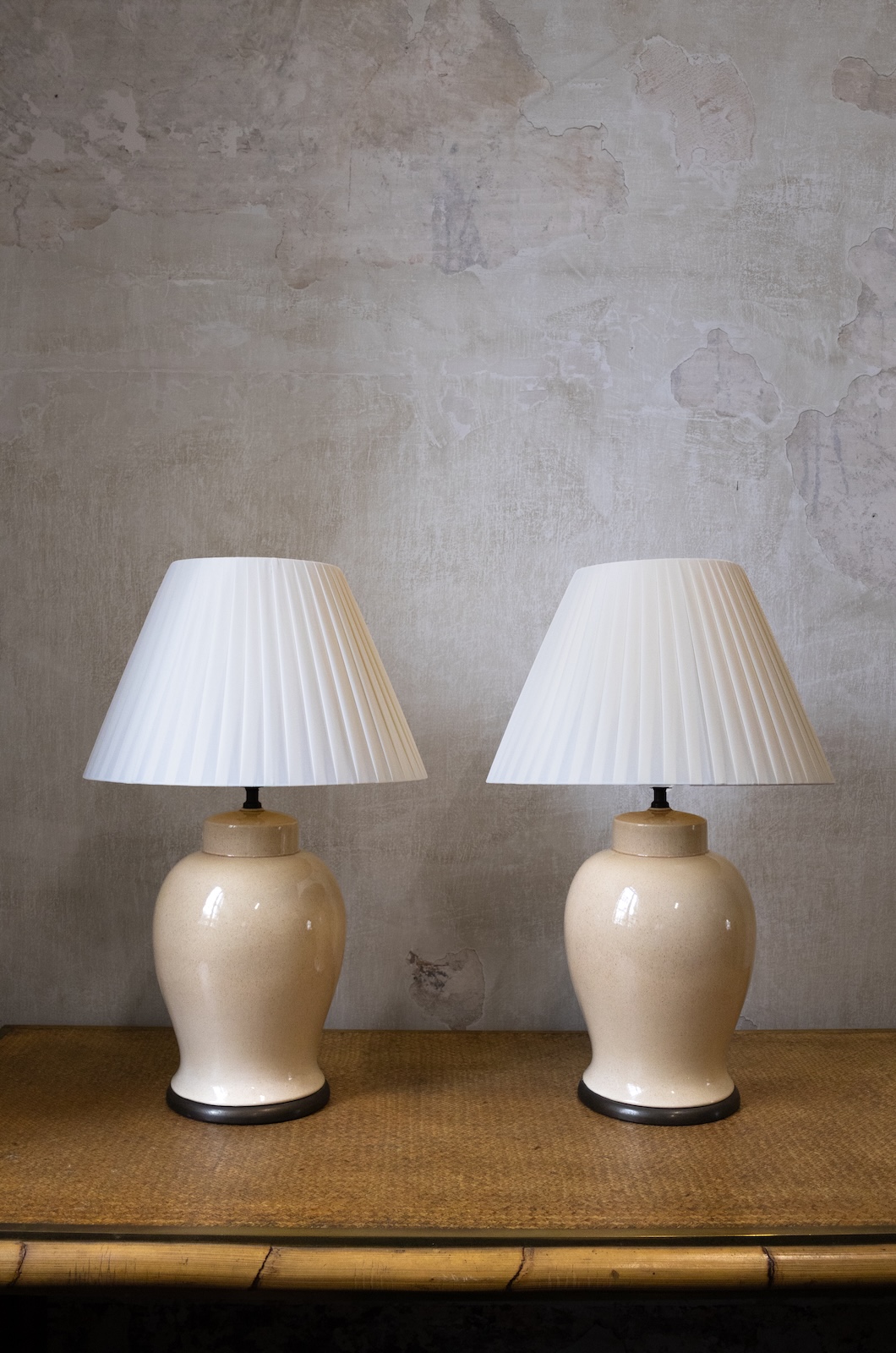 Pair of 1970s English ivory craquelé glazed ceramic table lamps